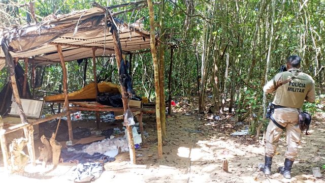 PM apreende granadas, carregador, munições e droga em Valéria