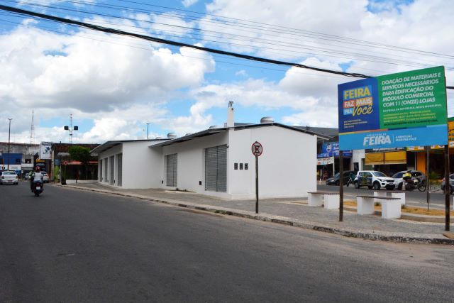 Modulo comercial com 11 box ao fundo do feiraguay