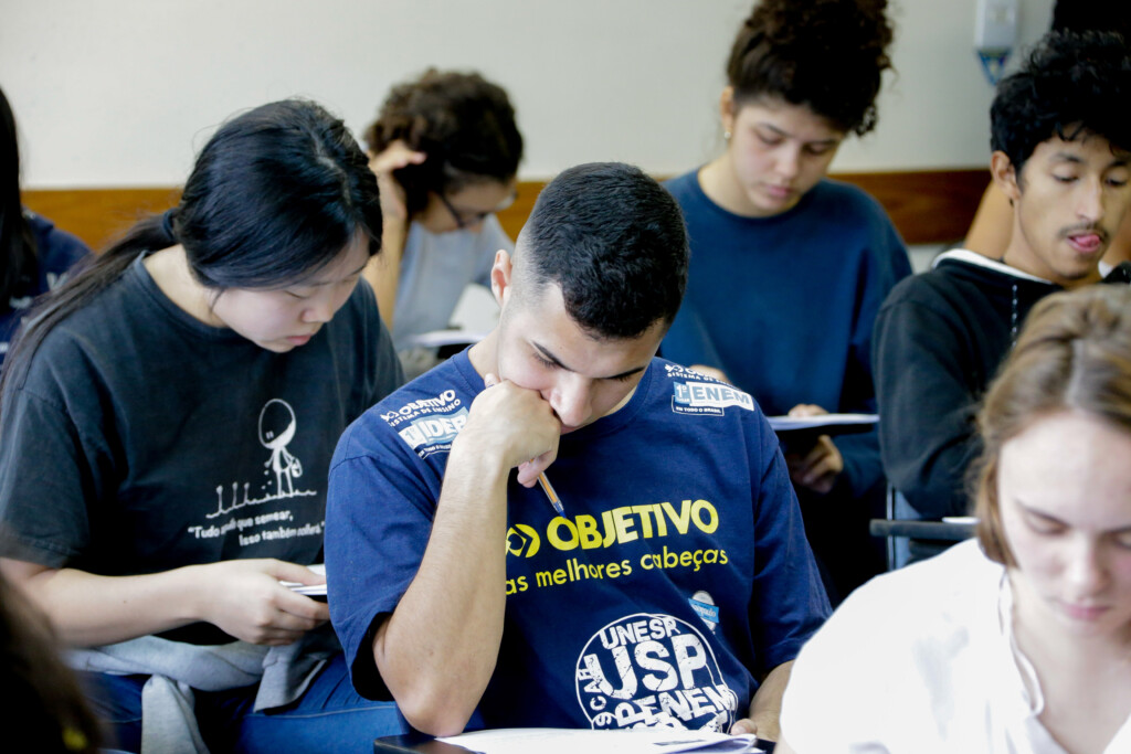 candidatos realizando prova