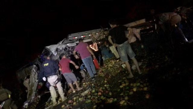 acidente entre ônibus e caminha br324