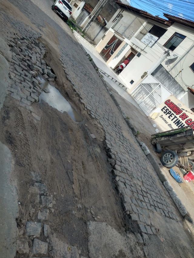 Buraco na Rua Joaquim Antônio de Carvalho, no bairro Caseb