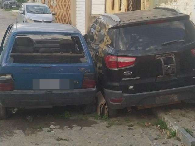 Veículos que estão parados há meses na Rua lírio do vale no bairro Baraúnas