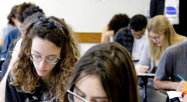 candidatos realizando prova