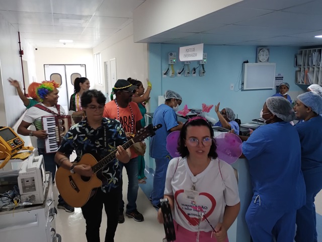 Artistas feirenses levam música e alegria para pacientes e funcionários do HGCA