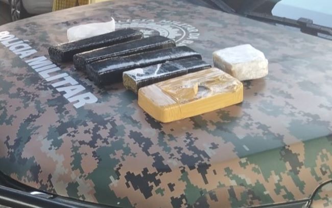 Passageira de 19 anos é presa com drogas em ônibus de turismo na BR-116 em Feira de Santana