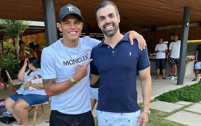 Idosa que sofreu latrocínio em Cândido Sales - Douglas Tigre, filho de Silene, ao lado do jogador Thiago Silva