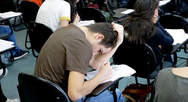 candidatos realizando prova