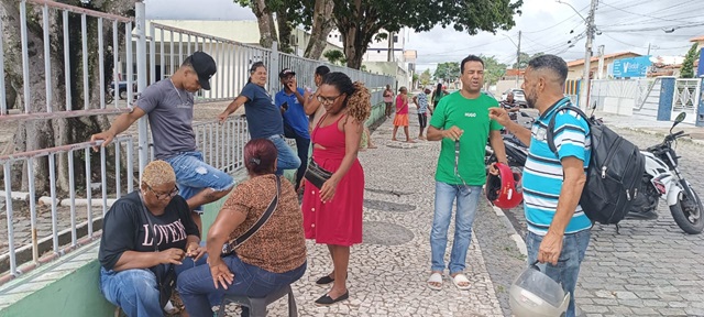 Barraqueiros em frente ao Teatro Margarida Ribeiro - cadastramento para o Esquenta Micareta
