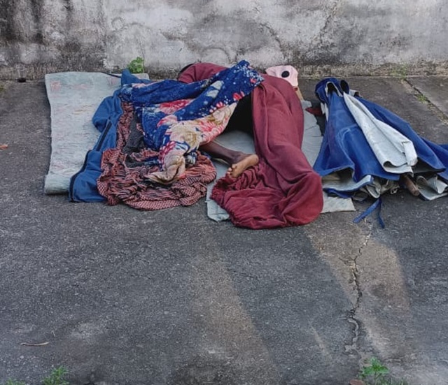 Comerciantes dormem na calçada em busca de vagas para o Esquenta Micareta