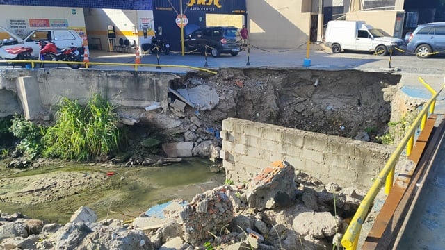 Dois meses após alagamentos, estrutura de loja na Avenida Fraga Maia continua comprometida