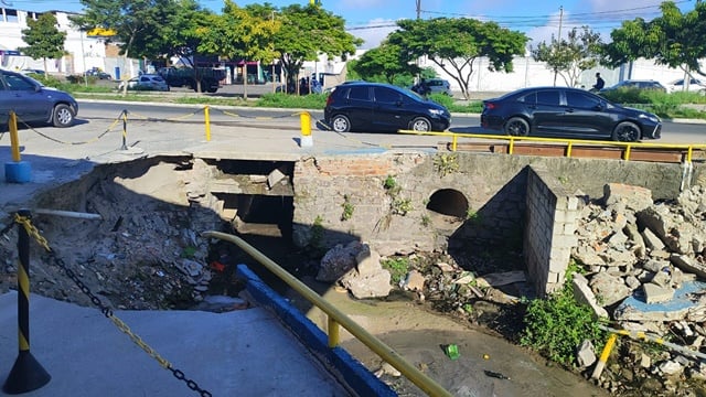 Dois meses após alagamentos, estrutura de loja na Avenida Fraga Maia continua comprometida