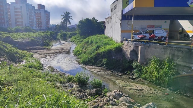 Dois meses após alagamentos, estrutura de loja na Avenida Fraga Maia continua comprometida