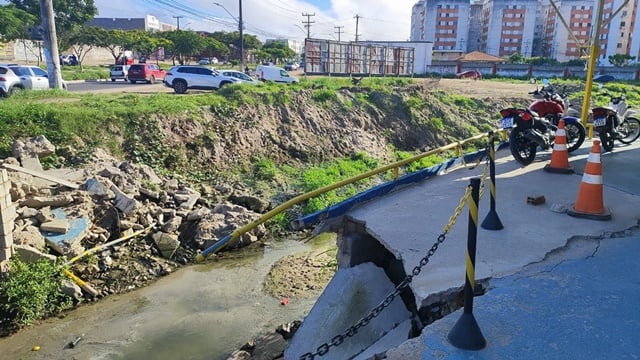 Dois meses após alagamentos, estrutura de loja na Avenida Fraga Maia continua comprometida