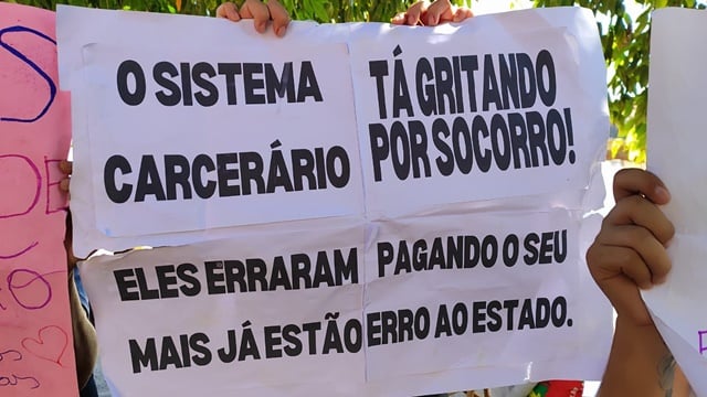Esposas de detentos realizam para reivindicar suspensão de visitas e entrada de alimentos no Conjunto Penal de Feira de Santana