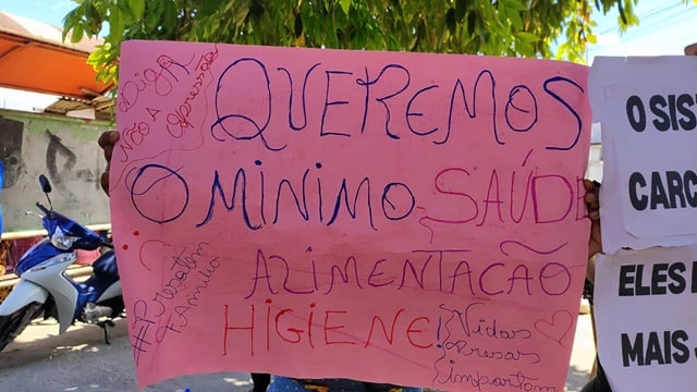Esposas de detentos realizam para reivindicar suspensão de visitas e entrada de alimentos no Conjunto Penal de Feira de Santana