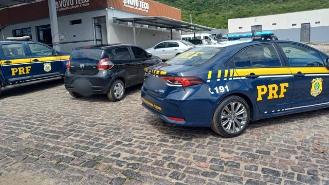 PRF recupera carro roubado