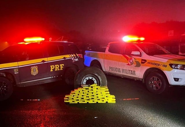 Polícia apreende 53 kg de de cocaína e crack em carreta com donativos para o Rio Grande do Sul