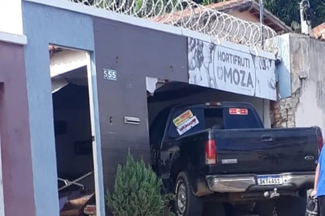 Veículo de vereador colide em muro e invade hortifrúti em Brumado 