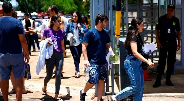 Candidatos comparecem a local de prova para a primeira etapa do Exame Nacional do Ensino Médio (Enem) 2022.