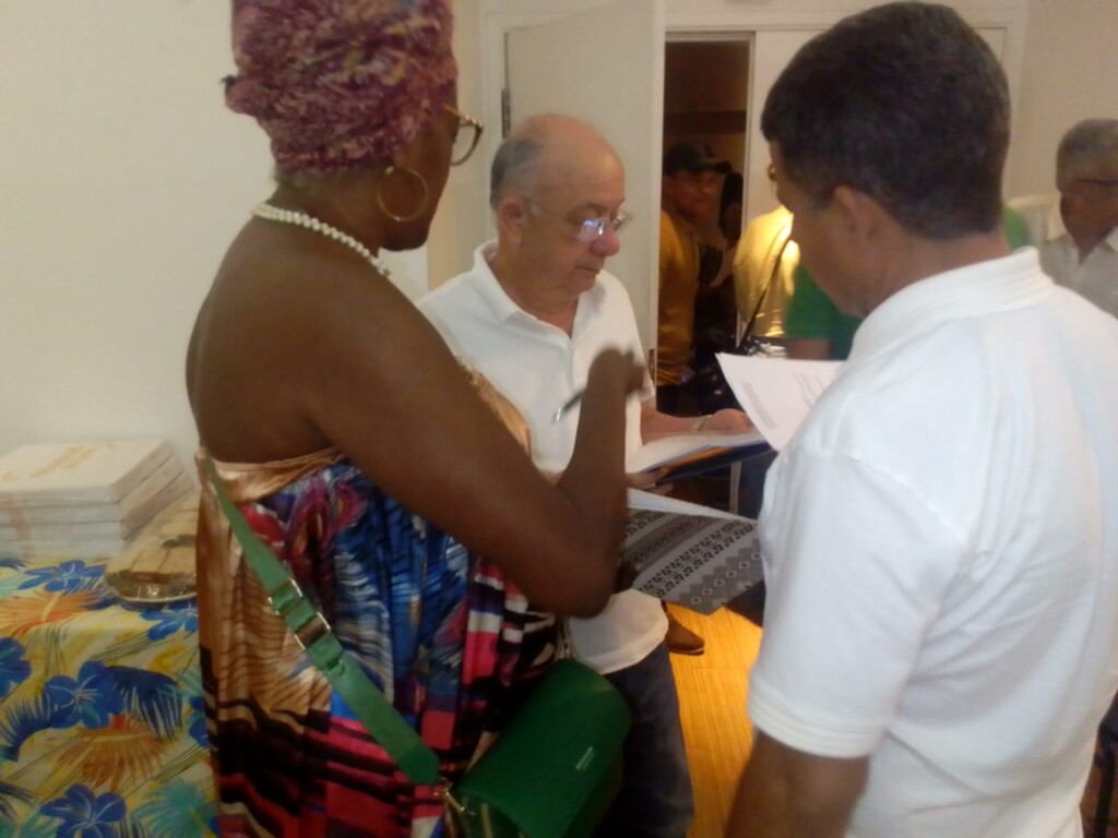 presidente do Núcleo odungê entrega documento a José Ronaldo