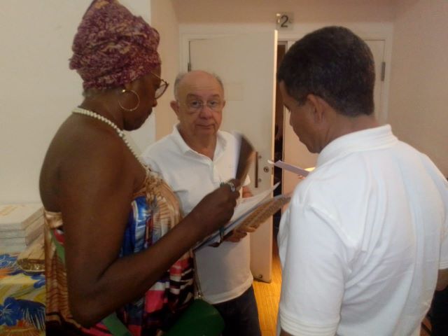 presidente do Núcleo odungê entrega documento a José Ronaldo