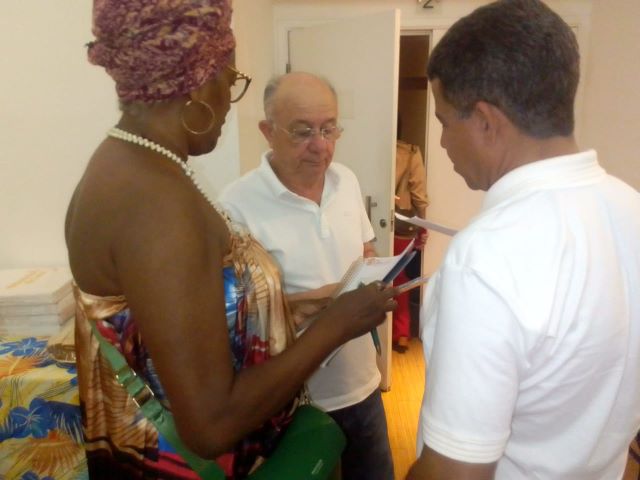 presidente do Núcleo odungê entrega documento a José Ronaldo
