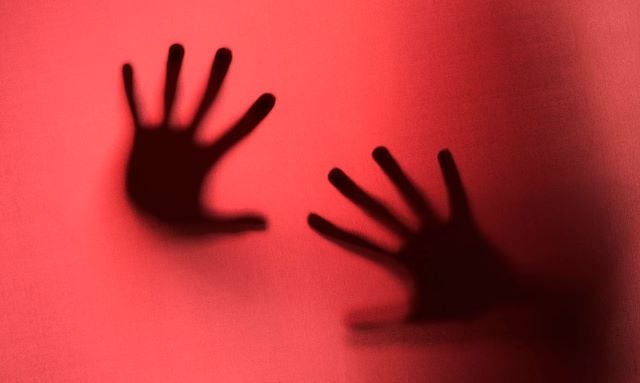 mãos simbolizando violência