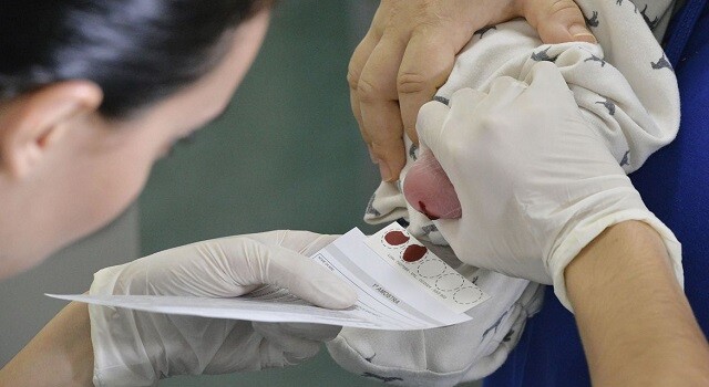 BIE - Teste do pezinho no Hospital Regional de Taguatinga (HRT). O teste do pezinho, exame feito a partir de sangue coletado do calcanhar do bebê, é uma das principais formas de diagnosticar seis doenças que, quanto mais cedo forem identificadas, melhores são as chances de tratamento. São elas fenilcetonúria, hipotireoidismo congênito, doença falciforme e outras hemoglobinopatias, fibrose cística, deficiência de biotinidase e hiperplasia adrenal congênita. Para realizar o teste do pezinho, a família deve levar o recém-nascido a uma unidade básica de saúde entre o 3° e o 5° dia de vida. É fundamental ter atenção a esse prazo. Foto: Edilson Rodrigues/Agência Senado