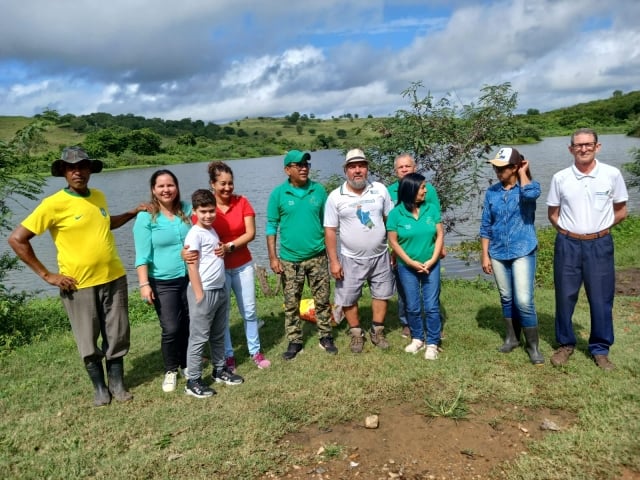 Ação ambiental retira resíduos poluentes das margens do Rio Jacuípe