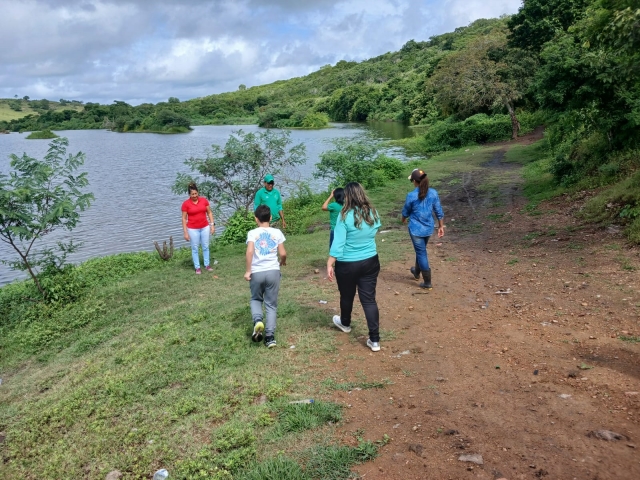 Ação ambiental retira resíduos poluentes das margens do Rio Jacuípe