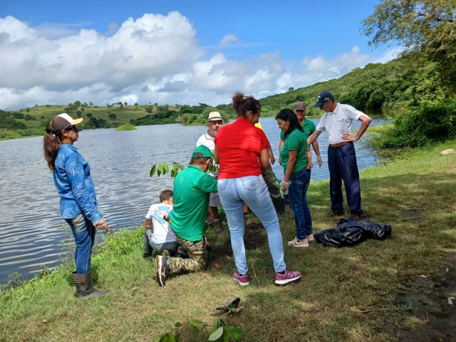 Ação ambiental retira resíduos poluentes das margens do Rio Jacuípe