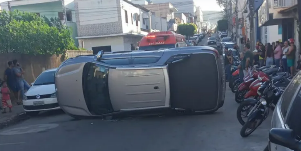 carro capota em Caetité