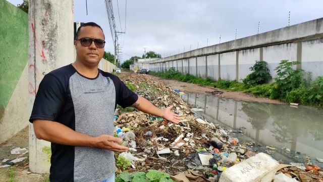 lixo entunho poça de água suja rua sergipe queimaidnha