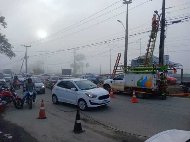 Fios de energia pegam fogo em frente ao Hospital Geral Clériston Andrade