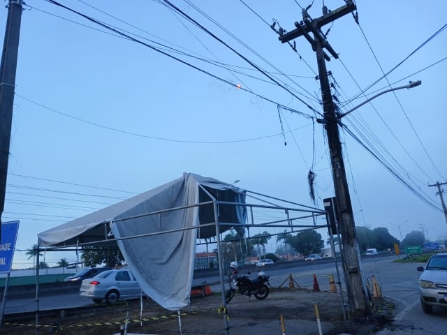 Fios de energia pegam fogo em frente ao HGCA