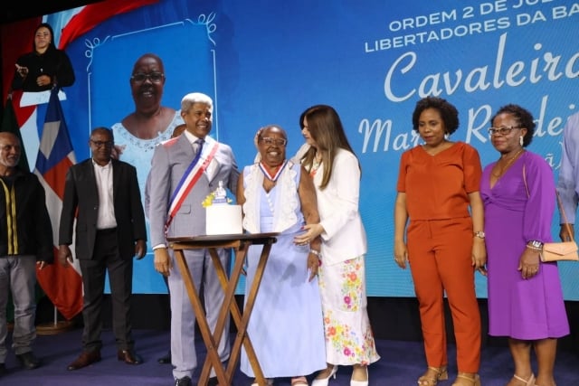 Mestra artesã Maria do Carmo é homenageada com a Comenda 2 de Julho