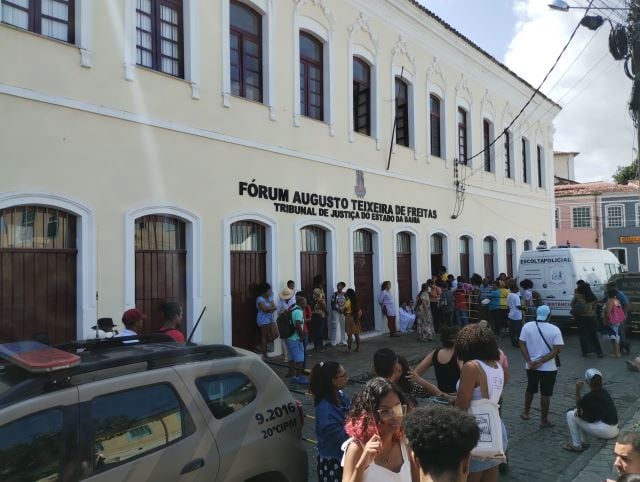 frete do fórum de cachoeira cartaz manifestação caso júri jovem assassinada Cachoeira