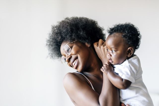 mulher negra bebê negro mãe mulher com criança no colo 
