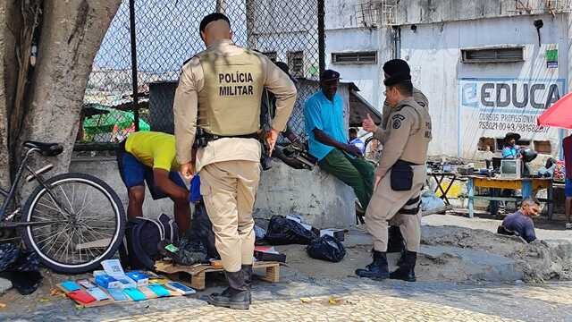 Polícia militar realiza operação na Feira do Rolo e apreende celulares (7)