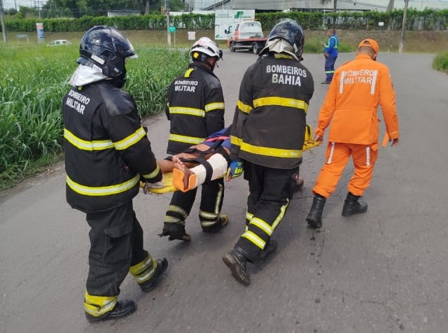 Bombeiros socorrem homem preso as ferragens após acidente em Madre de Deus