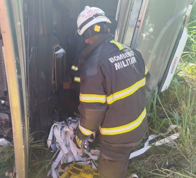 Bombeiros socorrem homem preso as ferragens após acidente em Madre de Deus