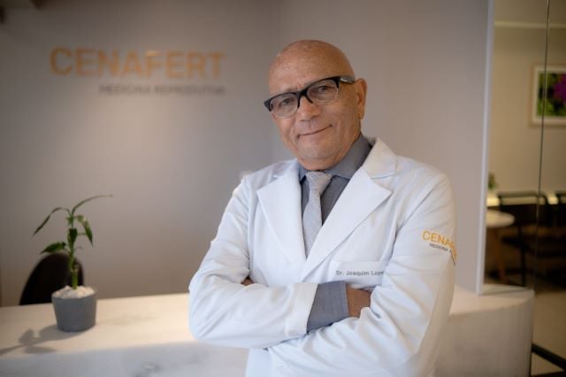 Médico Joaquim Lopes home careca com óculos