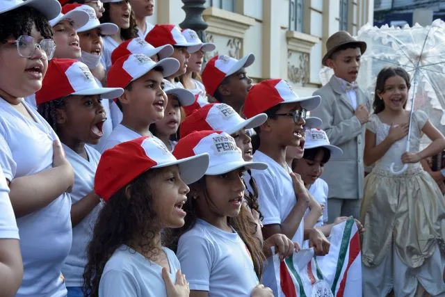 crianças coral cantando apresentação