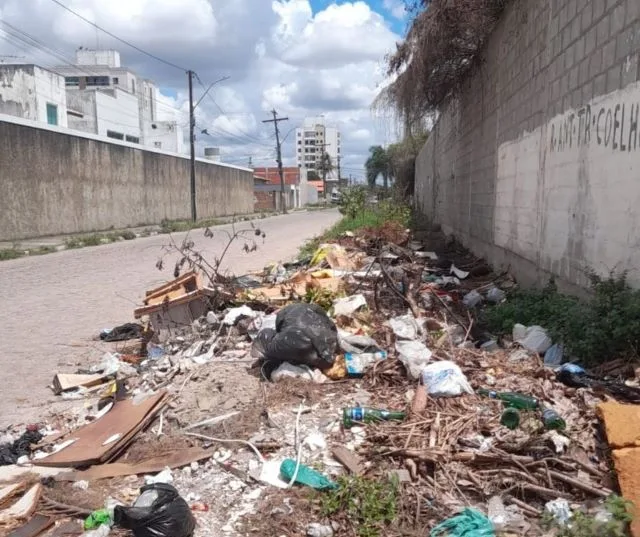 Muito lixo espalhado