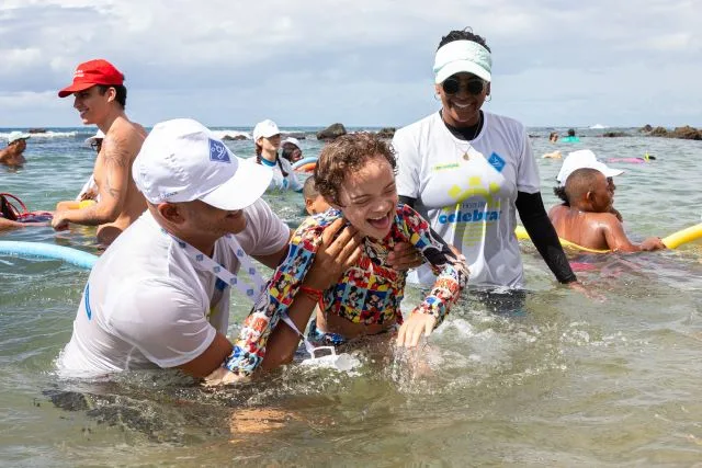 ParaPraia: projeto oferece banho de mar para pessoas com deficiência