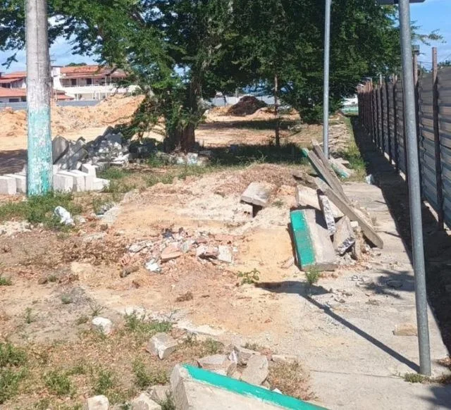 lixo espalhado