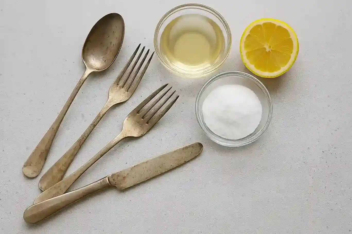 Como limpar talheres manchados de forma natural