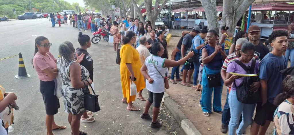 longa fila no sac móvel da Uefs