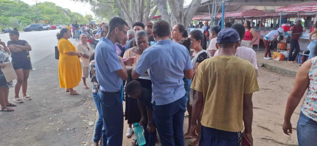 longa fila no sac móvel da Uefs