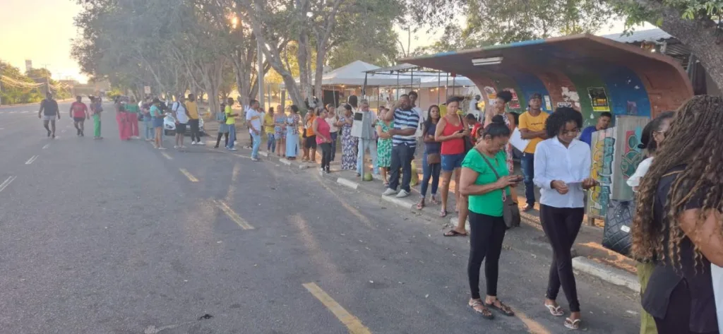 Longa Fila no SAC Móvel na Uefs